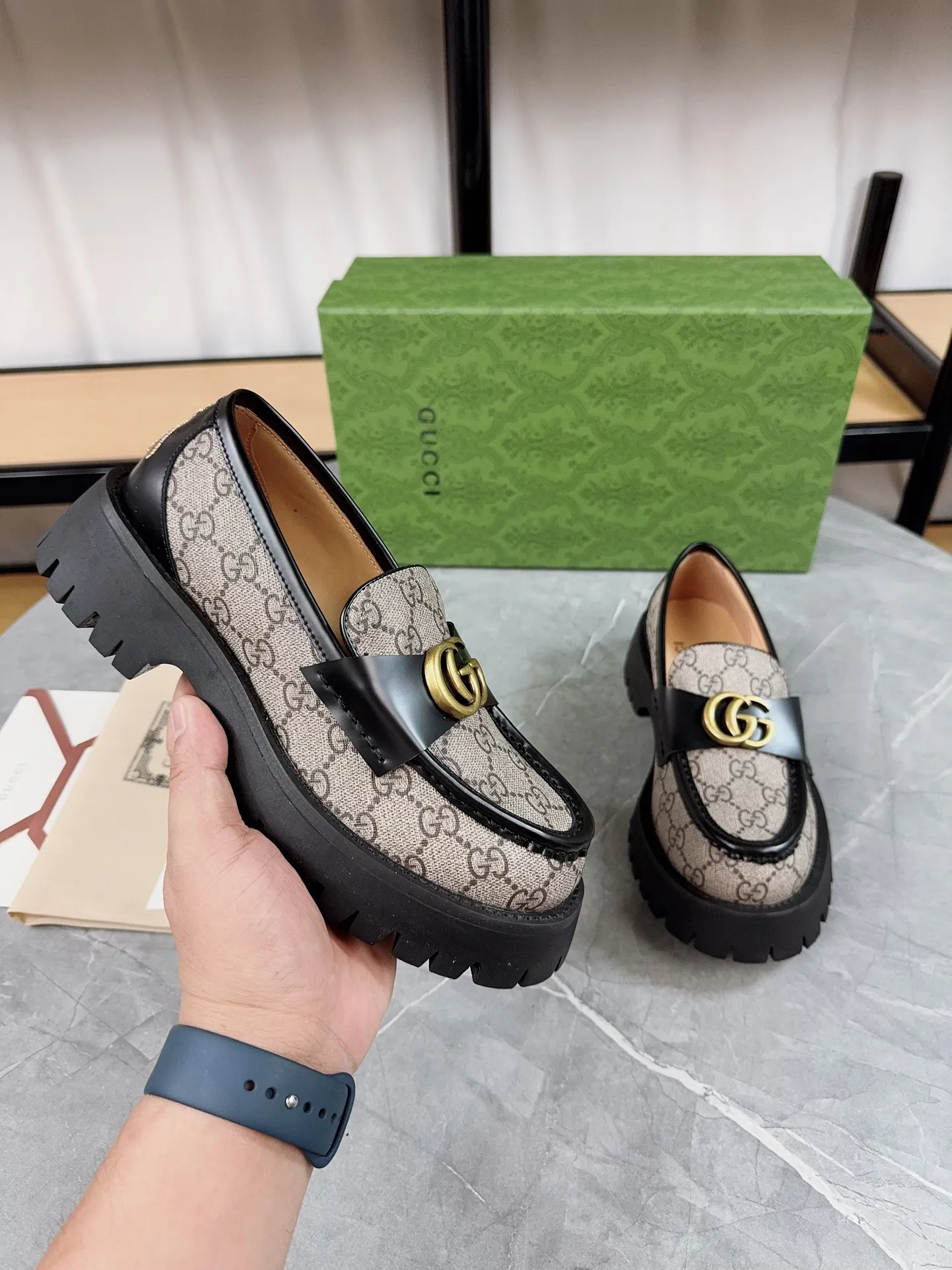 👟👟Ex-factory price 520👟👟Gucci2023 new model, double GG groove thick-soled Loaf platform shoes. The original version is made 1:1. Super beautiful quality, classic model at the counter. ❶Upper: original open edge beaded cowhide ❷Inner lining: water-dyed cowhide ❸Feet: water-dyed cowhide ❹Outsole: ultra-light original sole ❺thick sole heightening: 3.5cn ❻Packing: original packaging ❼Number: 35-42 (41 41 customized, non-returnable) Men's model: 38-46 (45, 46 customized, non-returnable)